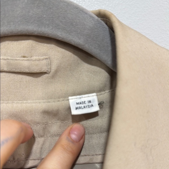 Tan Trench Coat with Adjustable Cuffs and Traditional Collar - Picture 3 of 9